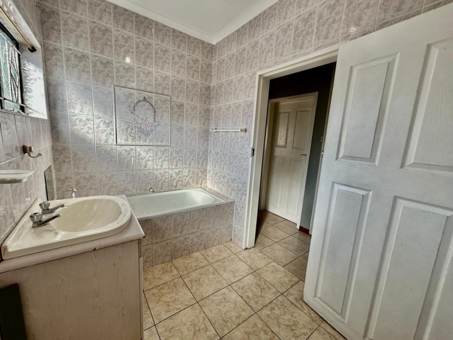 To Let 3 Bedroom Property for Rent in Geelhoutpark North West